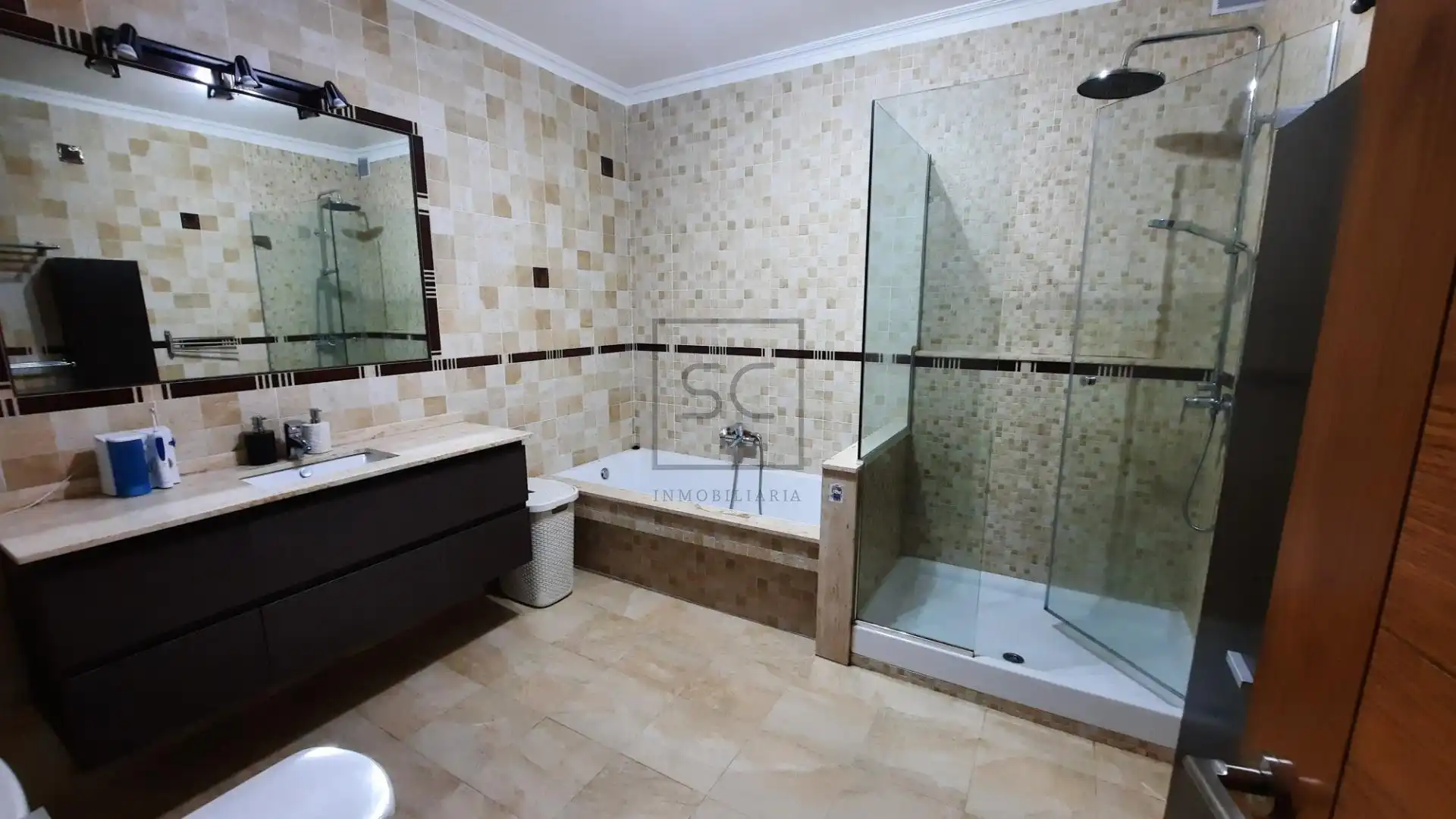 Badezimmer von Einfamilien-Reihenhaus zum Verkauf in Neda mit Heizung, Privatgarten und Alarm
