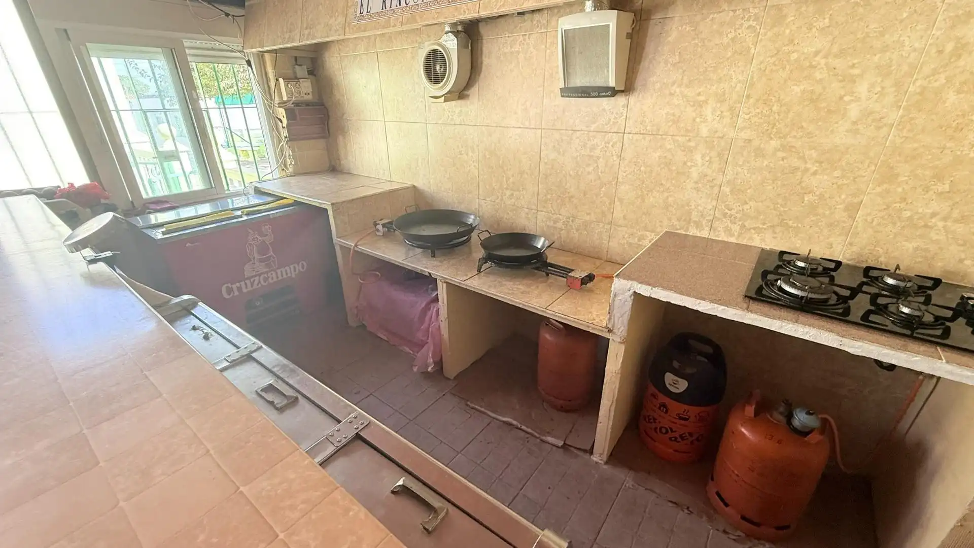 Cuina de Casa o xalet en venda en Chiclana de la Frontera amb Jardí privat, Terrassa i Traster