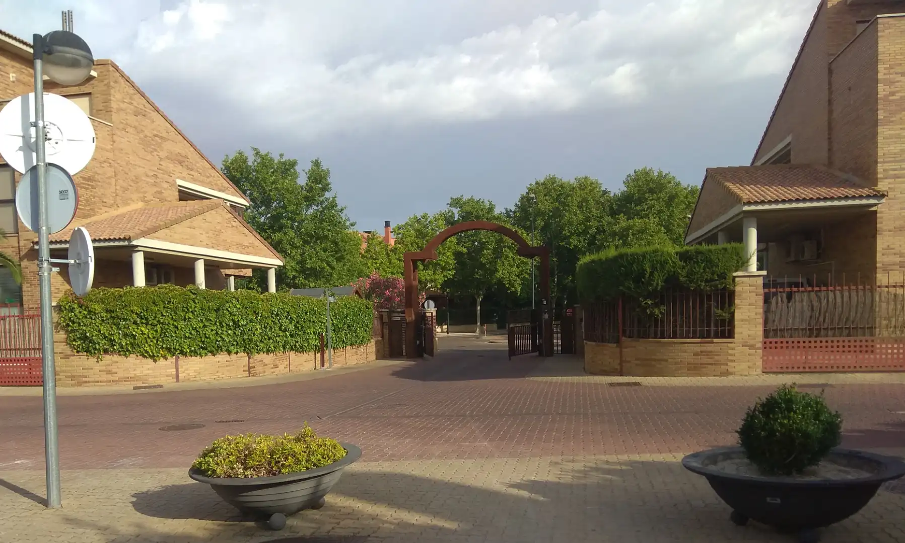 Vista exterior de Casa o chalet en venta en Zaragoza con Aire acondicionado, Jardín privado y Parquet