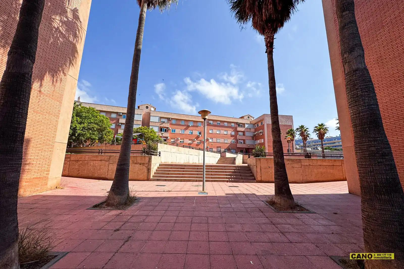 Vista exterior de Pis en venda en Almería amb Terrassa i Traster