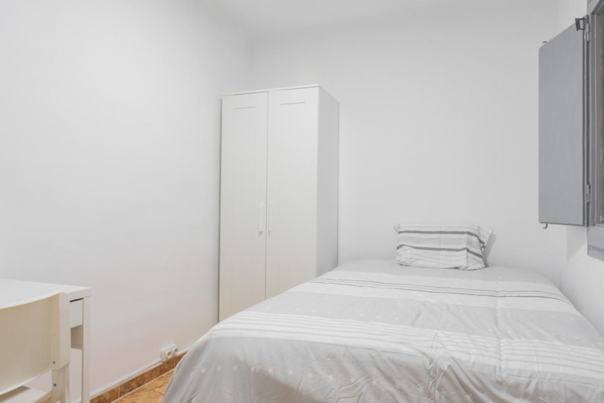 Habitación de Apartamento de alquiler en L'Hospitalet de Llobregat con Aire acondicionado, Calefacción y Amueblado