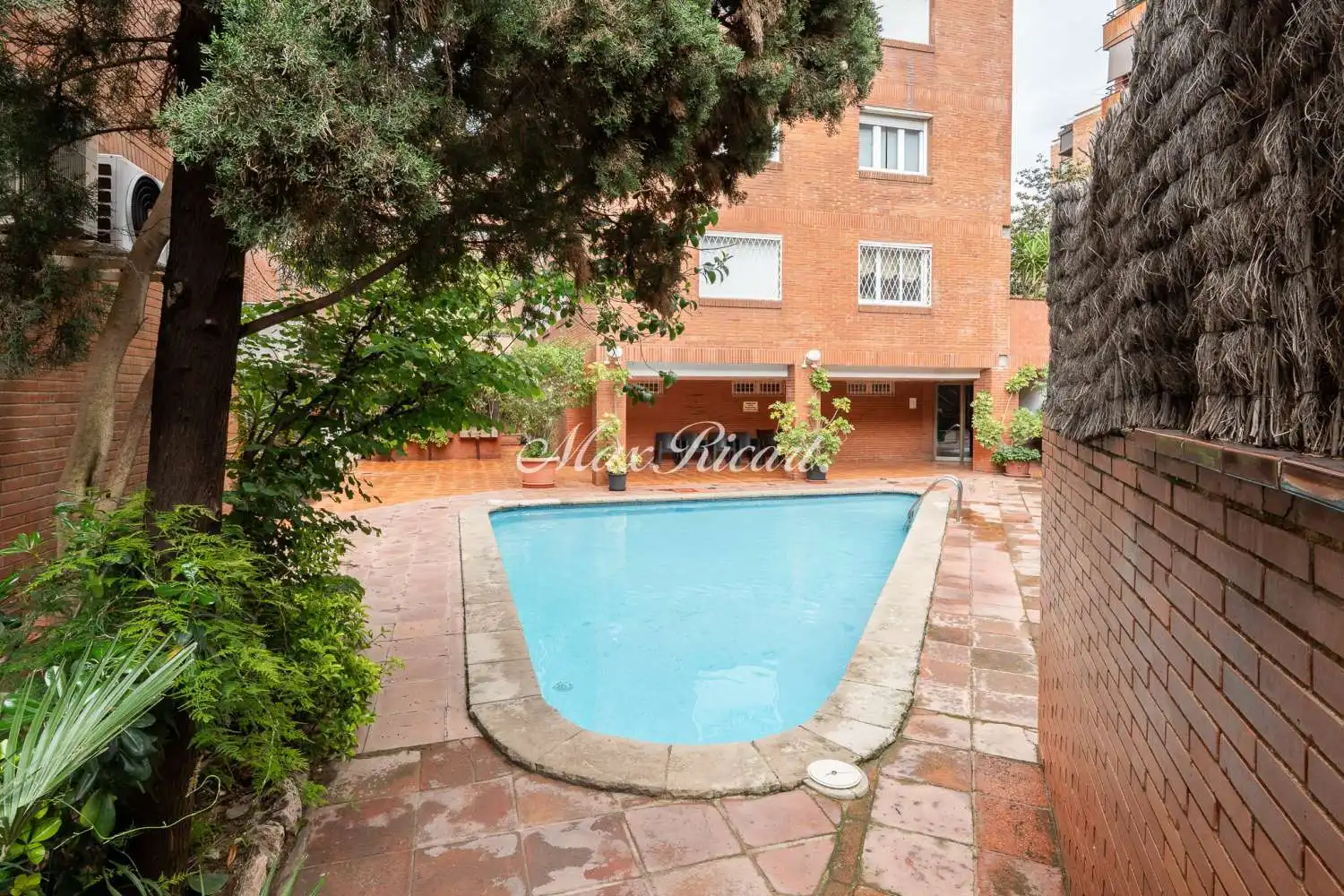 Schwimmbecken von Wohnung zum Verkauf in Barcelona mit Klimaanlage, Heizung und Terrasse