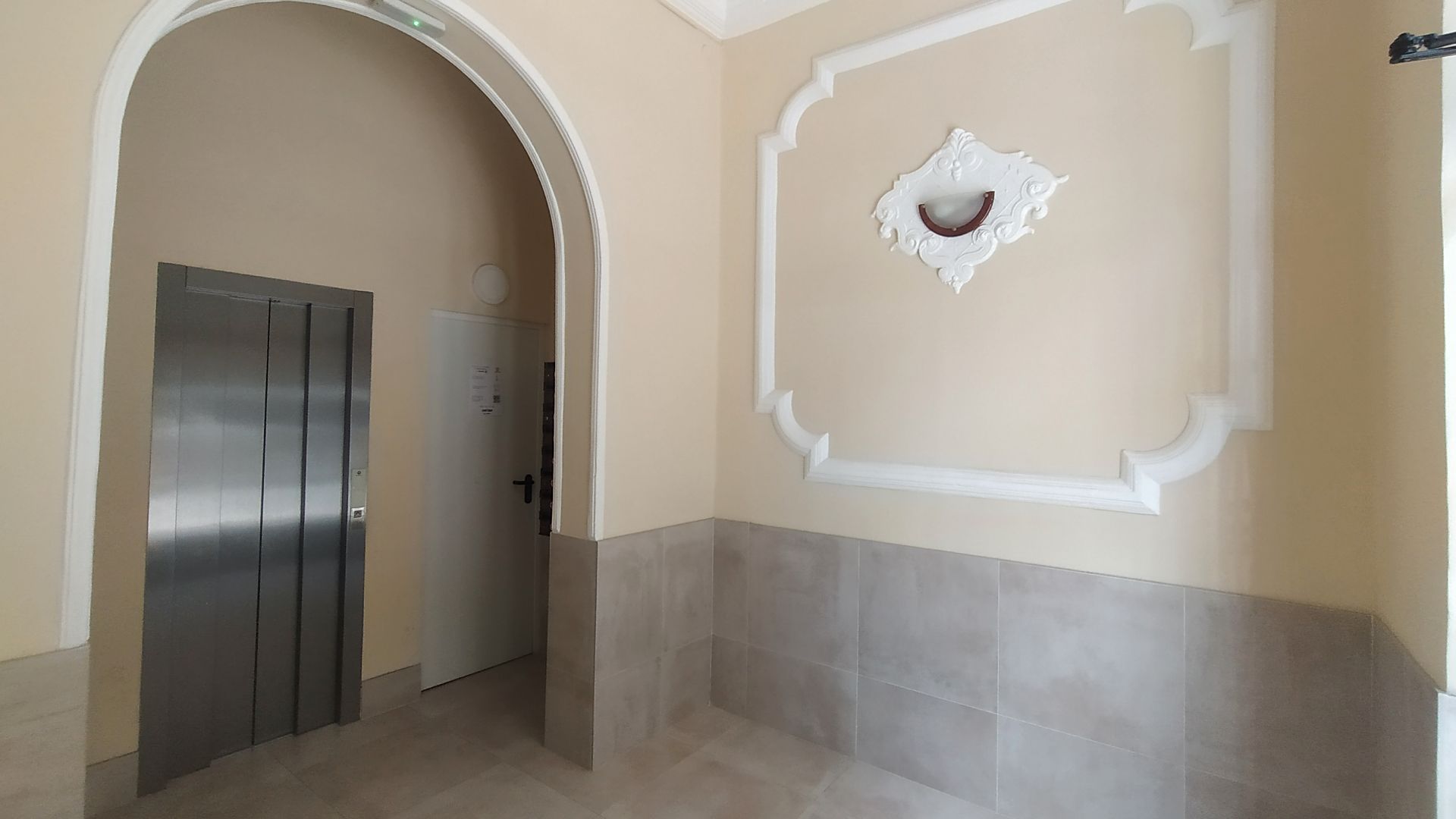 Flat for sale in  Valencia Capital  with Air Conditioner and Balcony
