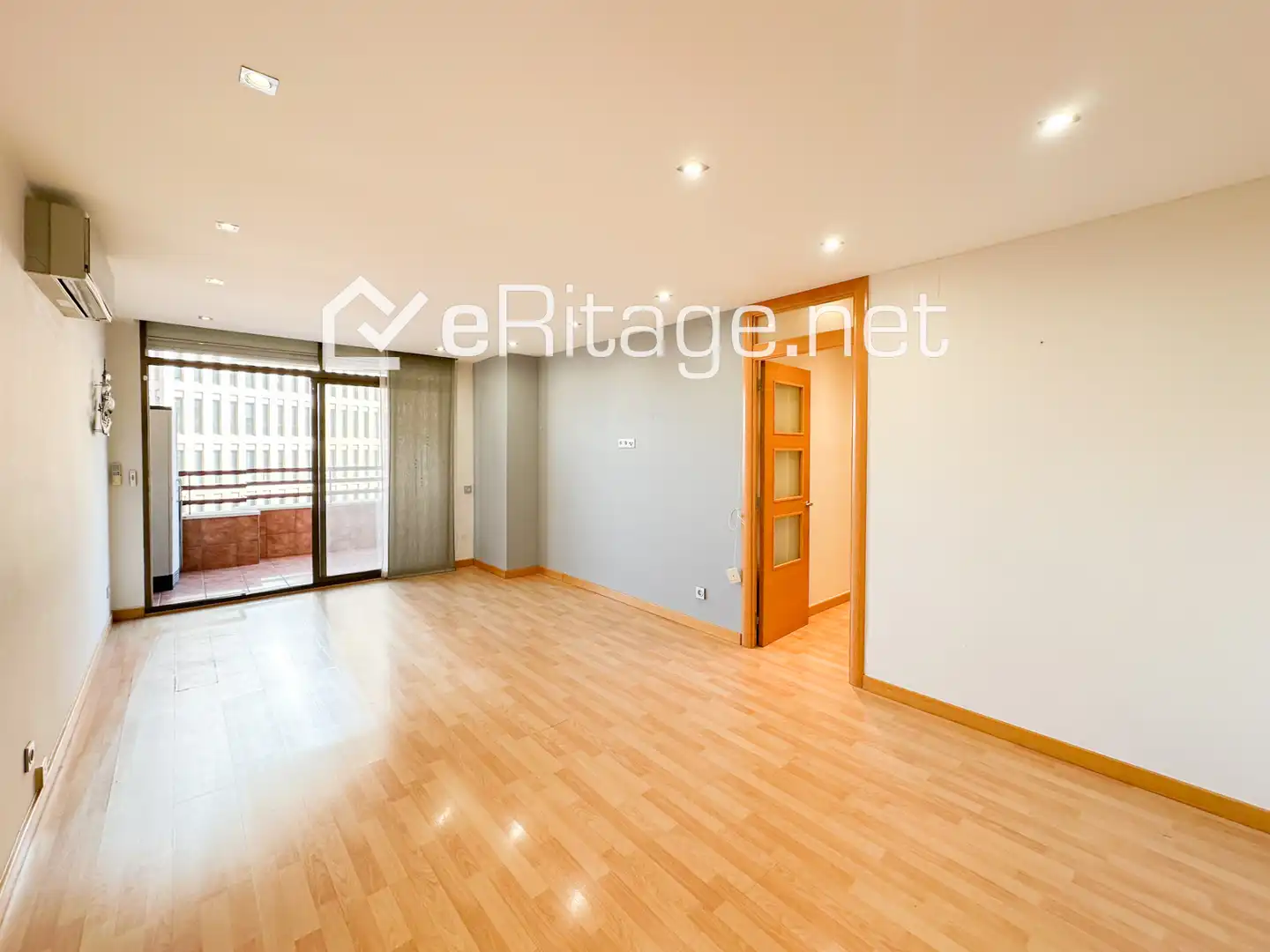 Vista exterior de Piso en venta en L'Hospitalet de Llobregat con Aire acondicionado, Calefacción y Parquet