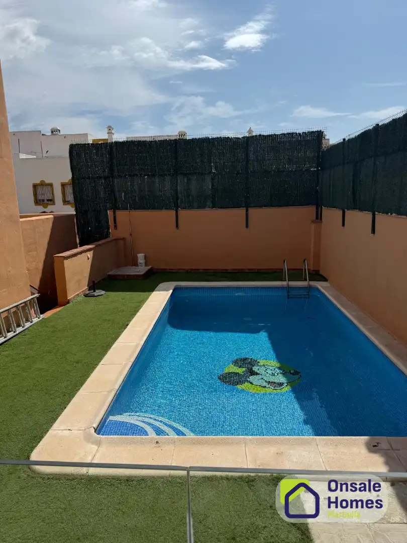 Piscina de Casa adosada en venta en Marbella con Aire acondicionado, Jardín privado y Terraza