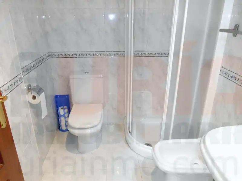 Badezimmer von Wohnung zur Miete in Oviedo  mit Heizung, Abstellraum und Ofen