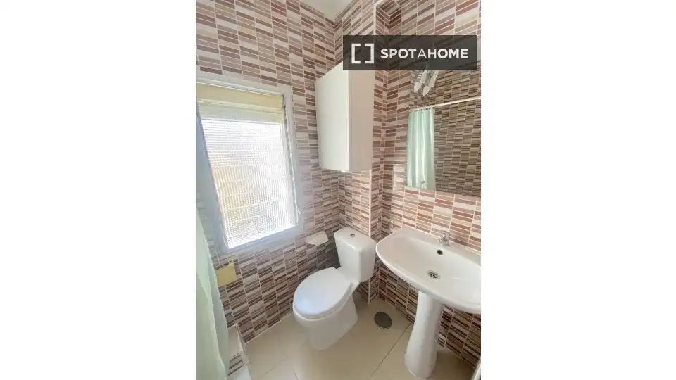 Bathroom of Flat for rent in Sevilla  with Air Conditioner, Heating and Furnished