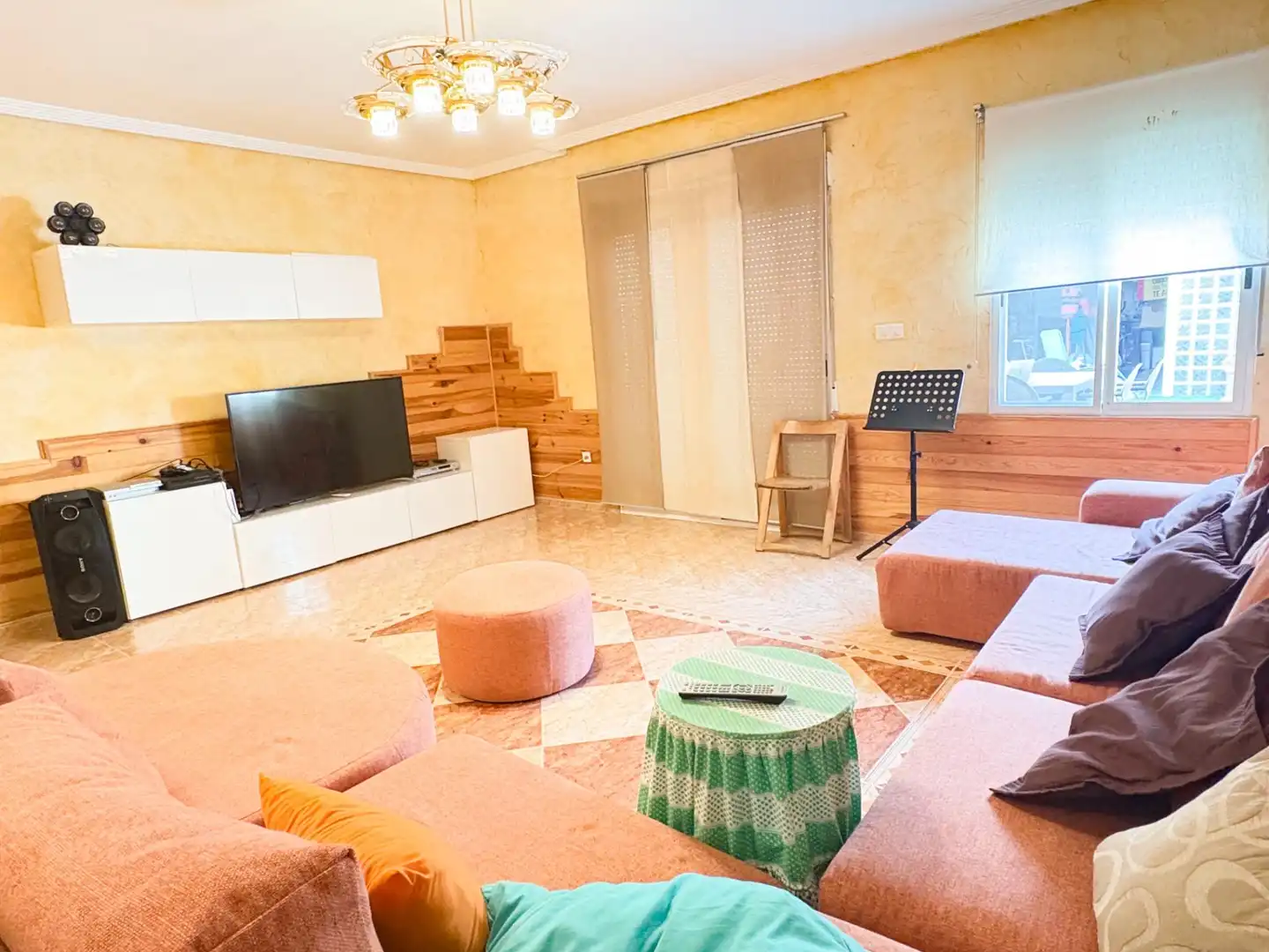 Wohnzimmer von Einfamilien-Reihenhaus zum Verkauf in San Isidro mit Klimaanlage, Privatgarten und Terrasse