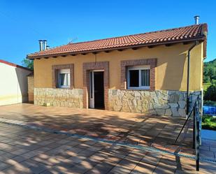 Vista exterior de Casa o xalet en venda en Salinas de Pisuerga amb Terrassa i Balcó