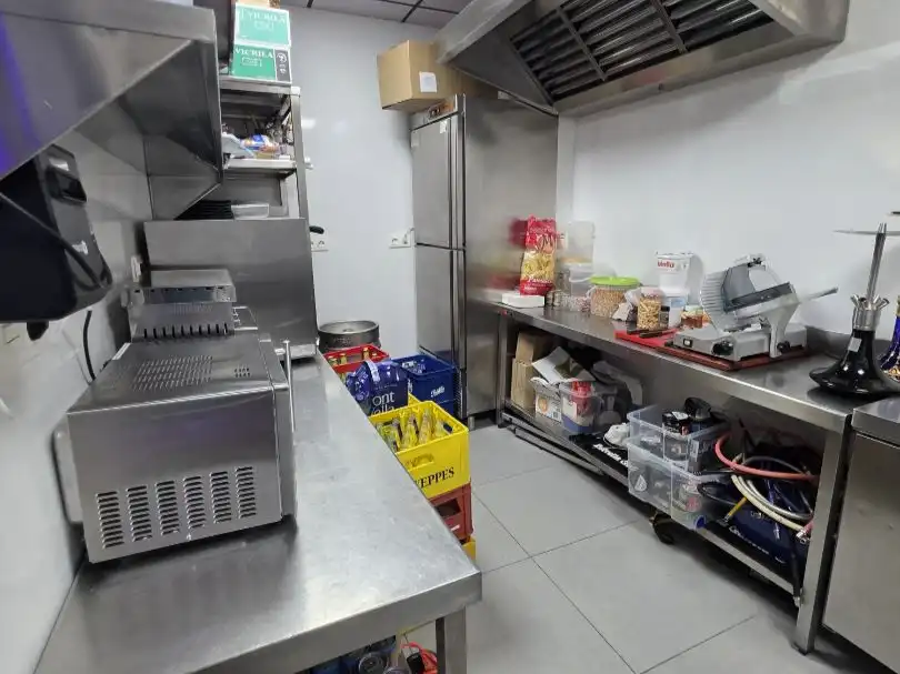 Cuina de Local en venda en Almería amb Aire condicionat, Terrassa i Moblat