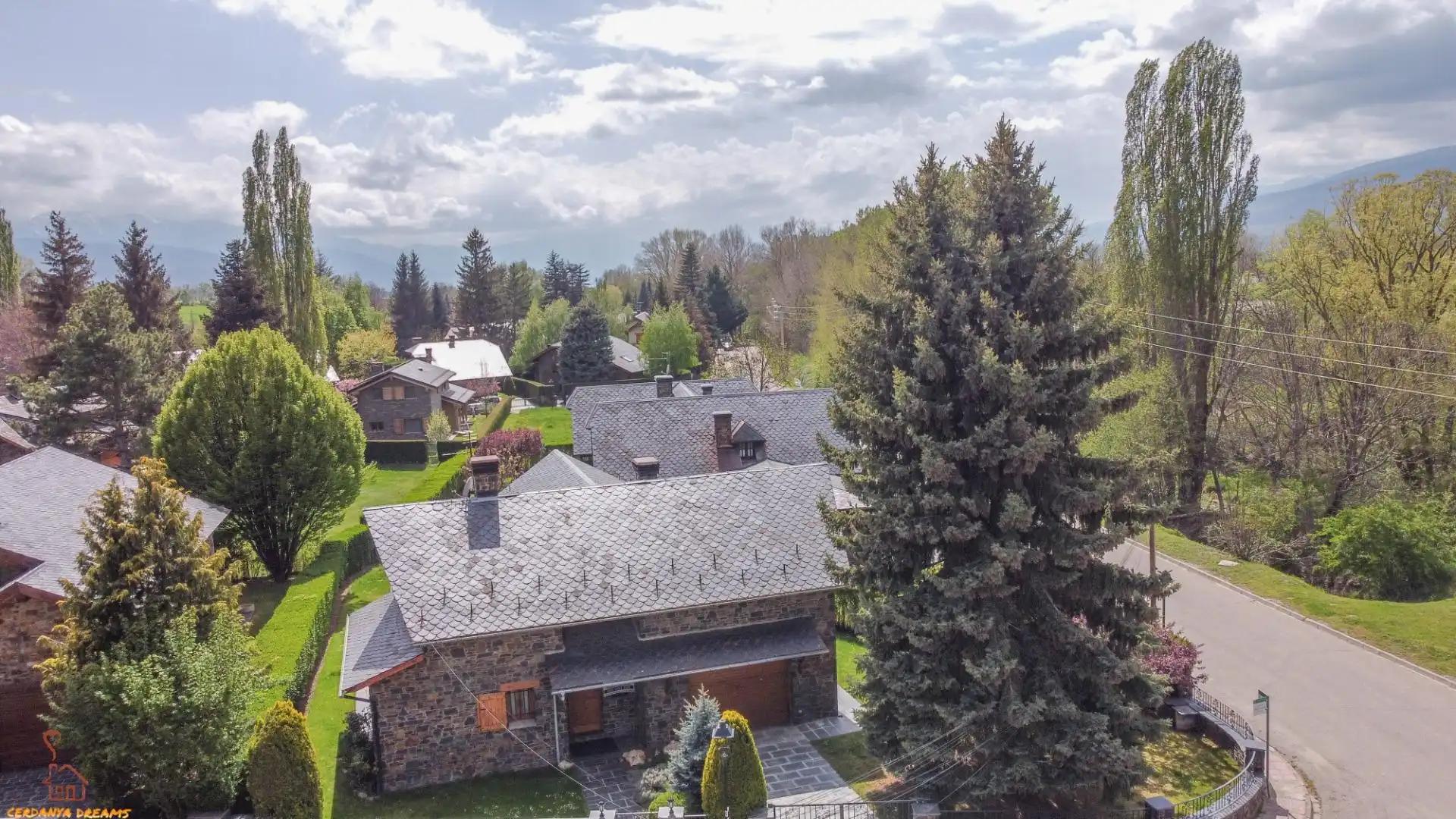 Vista exterior de Casa o xalet en venda en Llívia amb Calefacció, Jardí privat i Parquet