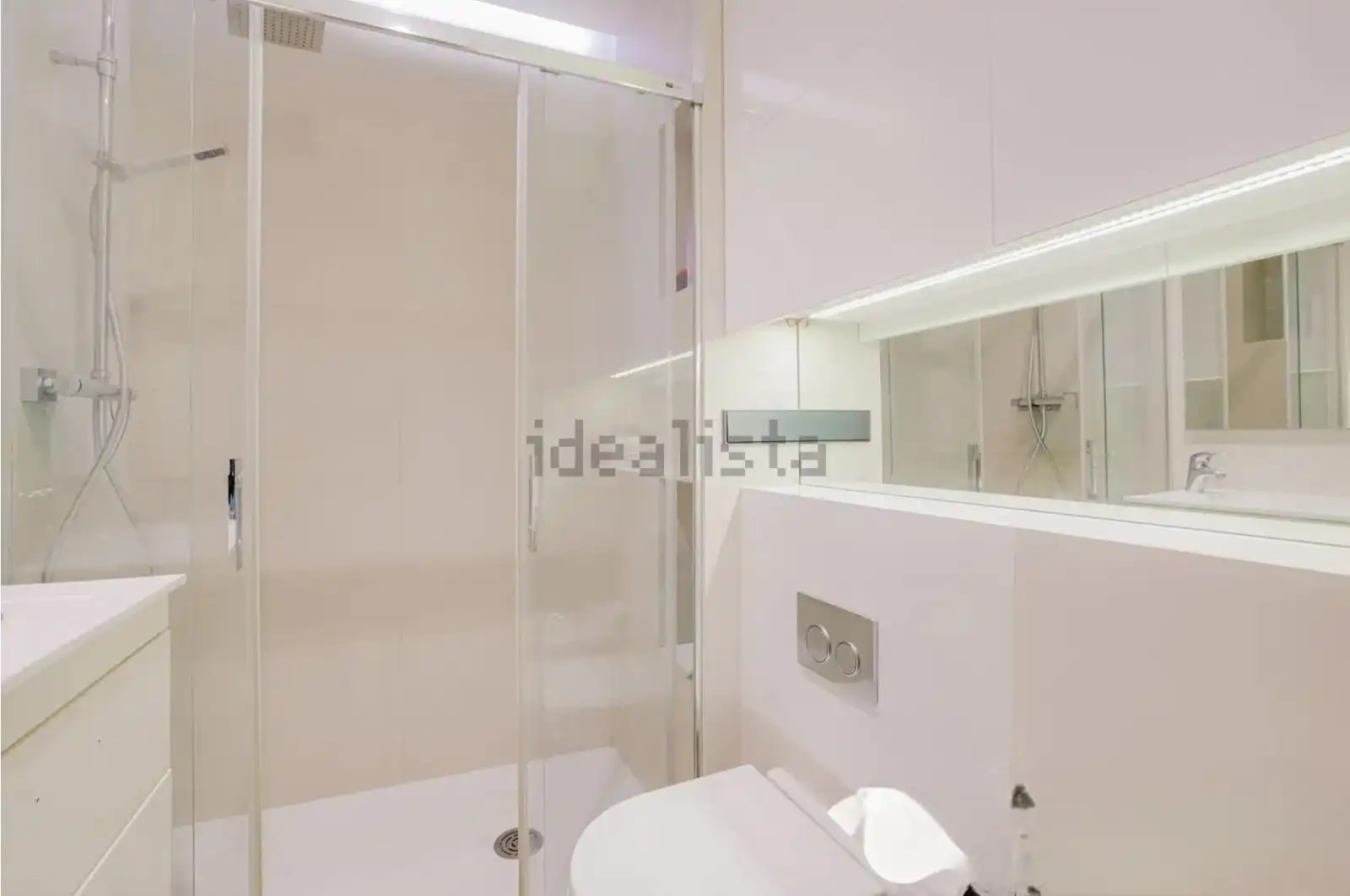 Badezimmer von Maisonette zum Verkauf in L'Hospitalet de Llobregat mit Klimaanlage, Heizung und Parkett