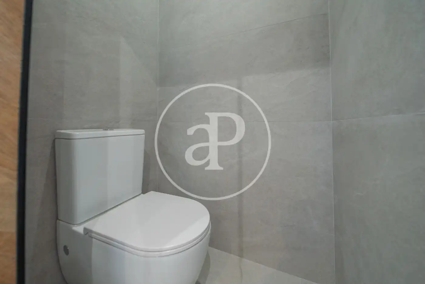 Bathroom of Flat for sale in Madrid  with Air Conditioner, Heating and Storage room