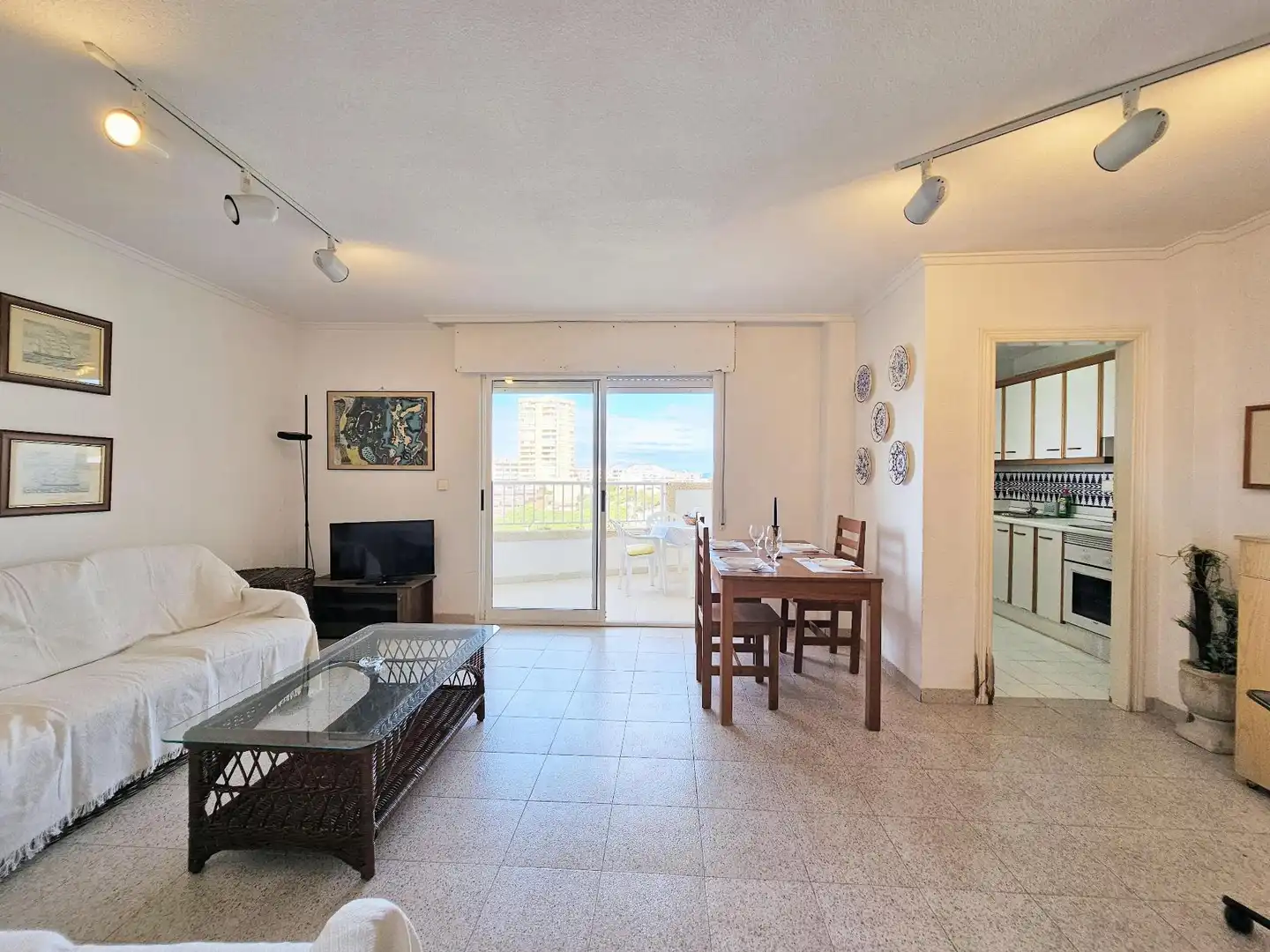 Sala de estar de Apartamento de alquiler en La Manga del Mar Menor con Terraza y Piscina