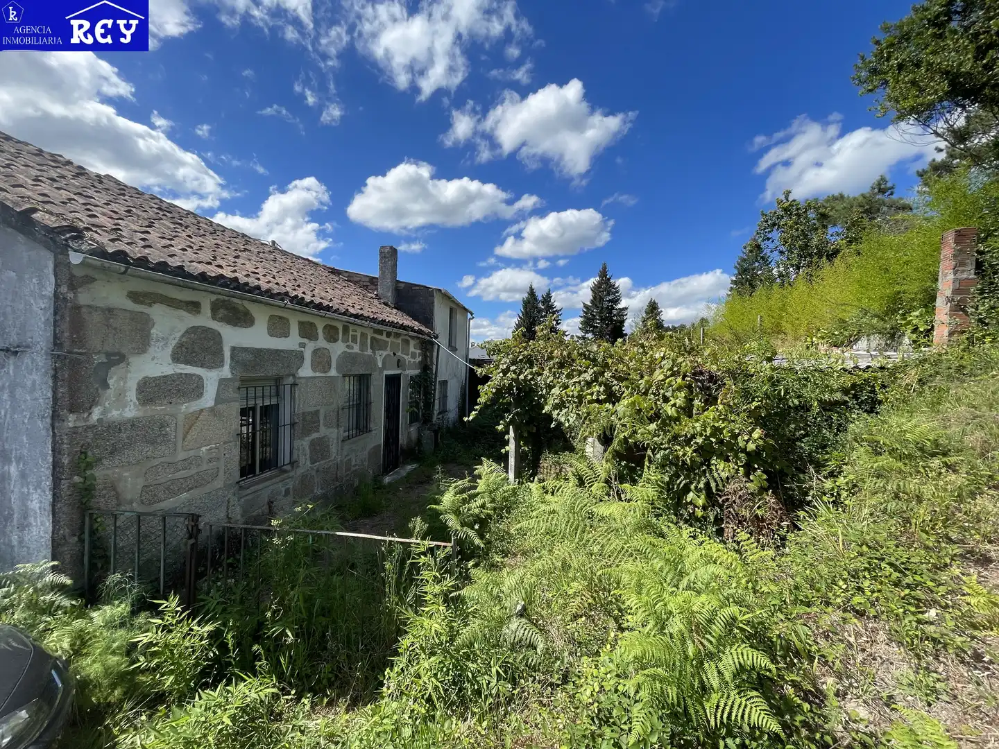 Vista exterior de Finca rústica en venda en Santiago de Compostela  amb Jardí privat i Traster