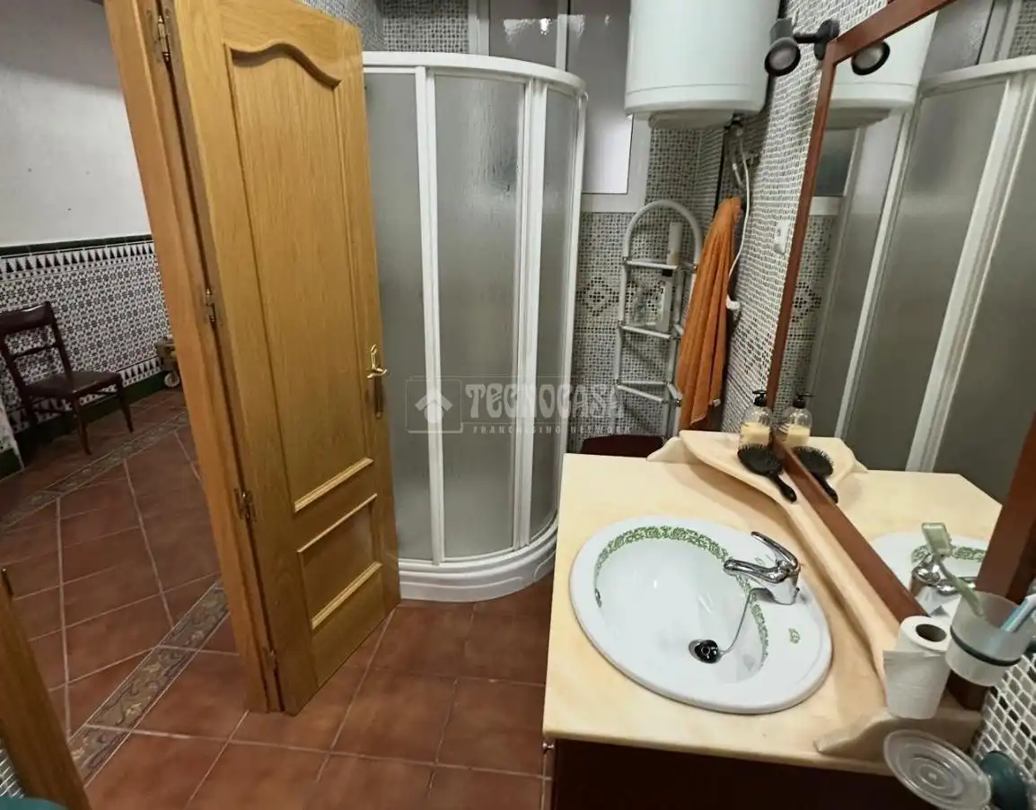 Bany de Casa o xalet en venda en Mengíbar amb Aire condicionat, Calefacció i Jardí privat