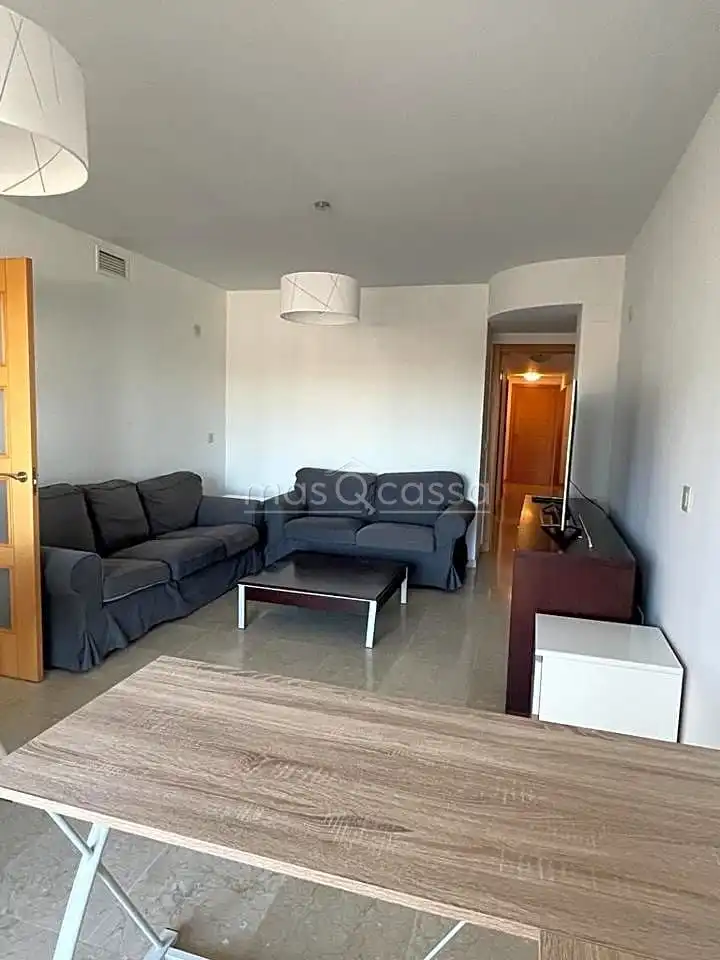 Sala d'estar de Pis de lloguer en La Línea de la Concepción amb Moblat i Balcó