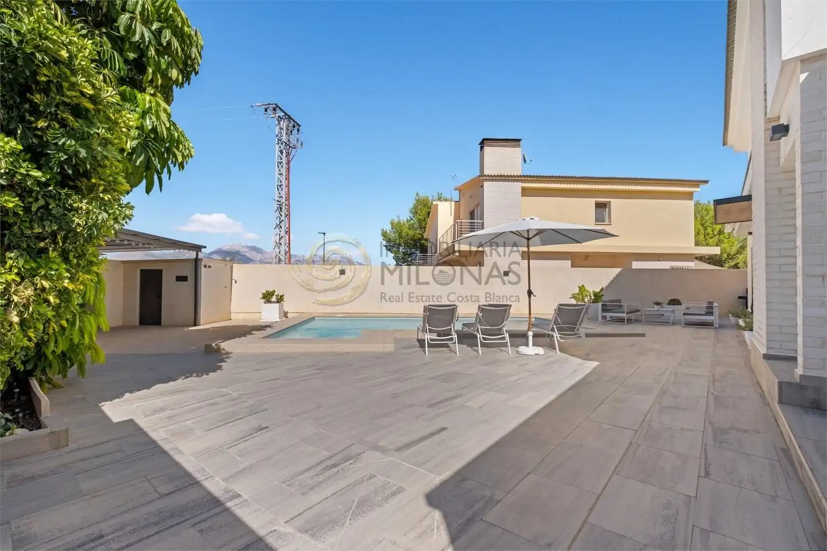 Vista exterior de Casa o xalet en venda en L'Alfàs del Pi amb Aire condicionat, Calefacció i Jardí privat