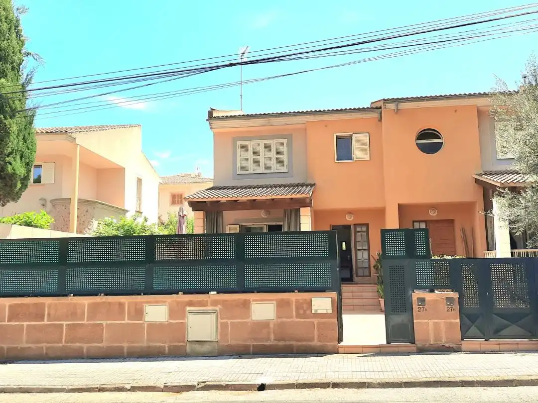 Vista exterior de Casa adosada en venda en Santa Margalida amb Aire condicionat, Terrassa i Piscina