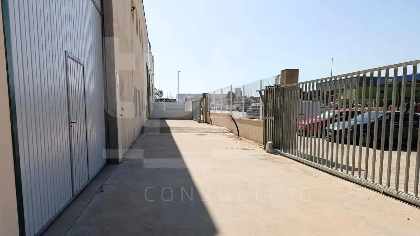 Industrial building to rent in Avinguda dels Fusters, imagen 4