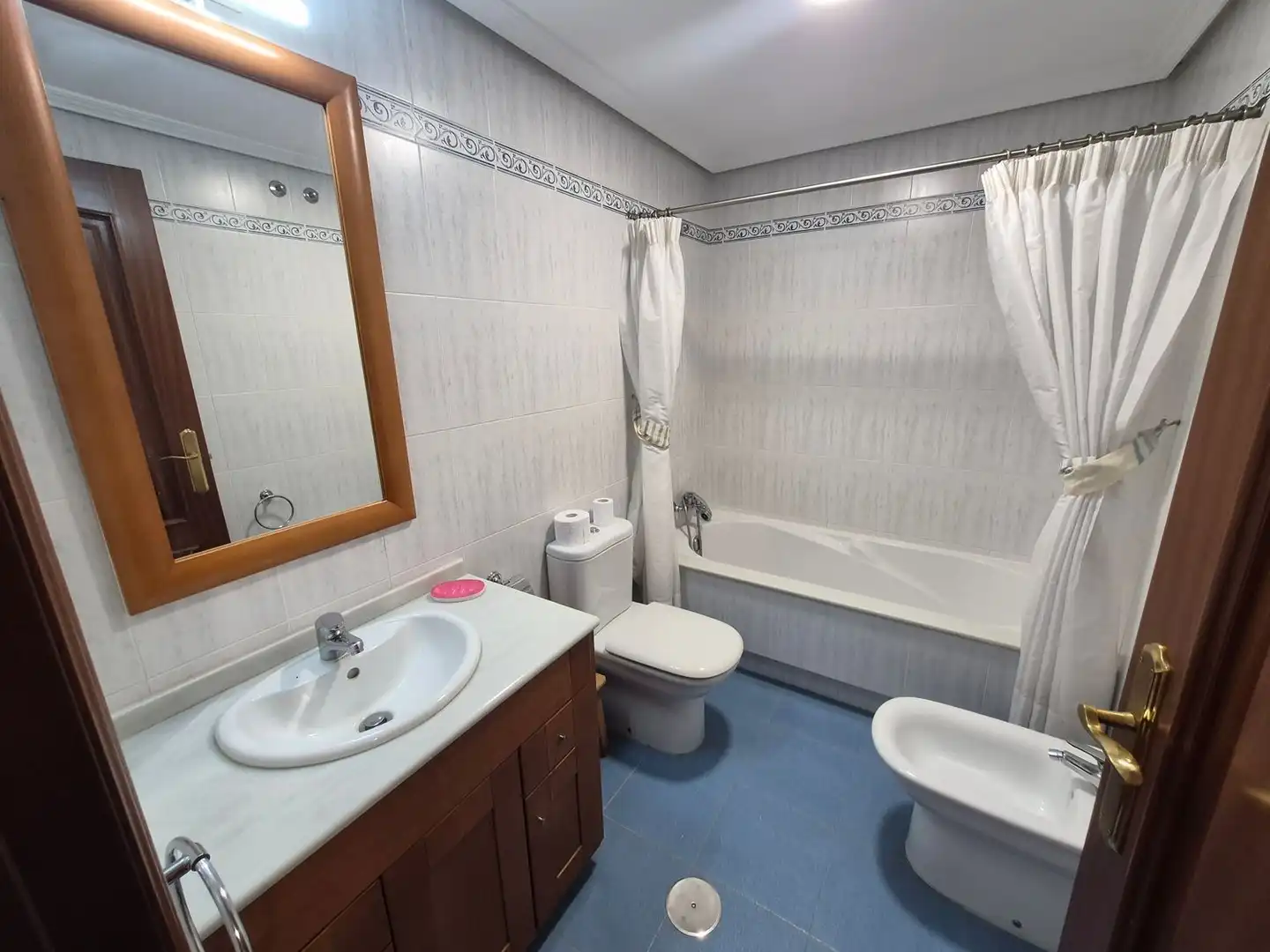 Baño de Piso de alquiler en Santiago de Compostela  con Parquet y Trastero