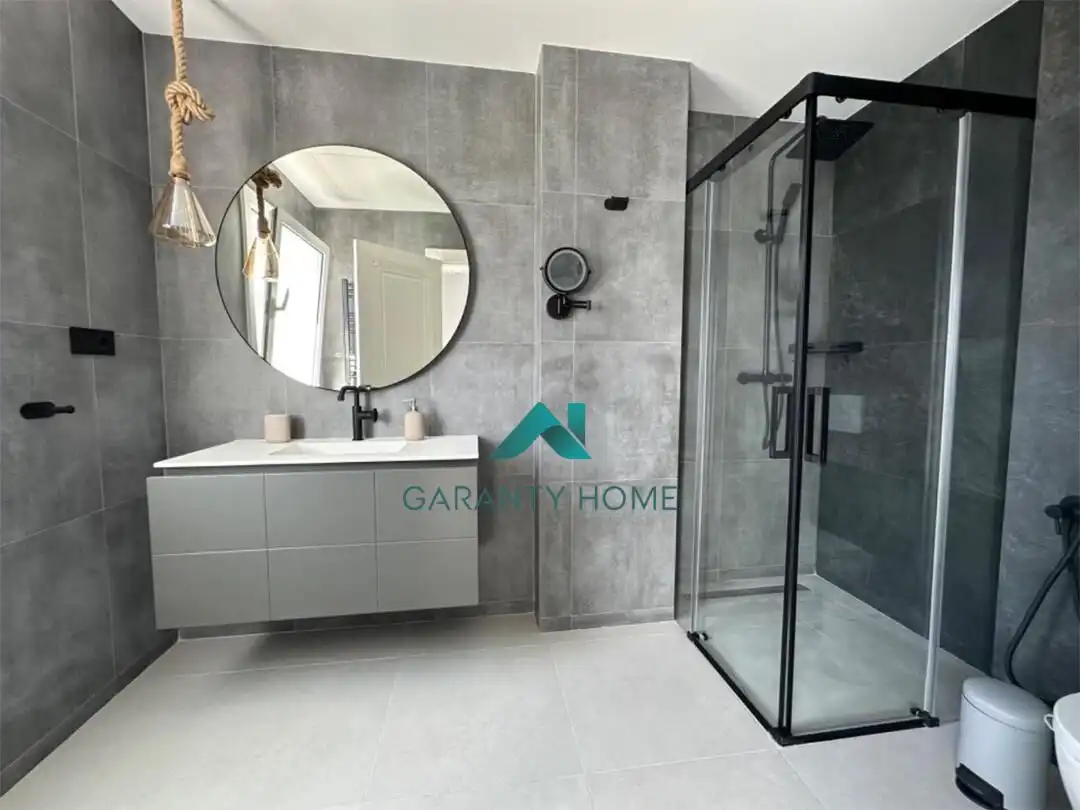 Baño de Piso de alquiler en Marbella con Calefacción, Terraza y Amueblado