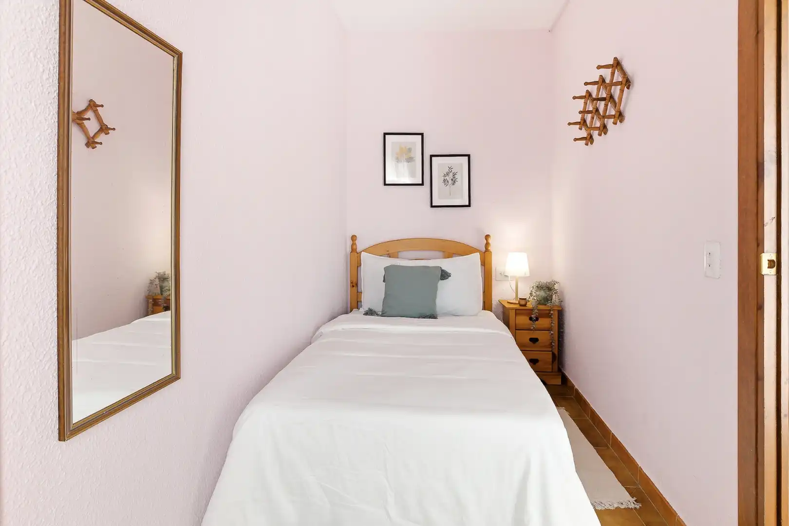 Habitación de Casa adosada en venta en Navajas con Aire acondicionado, Calefacción y Jardín privado