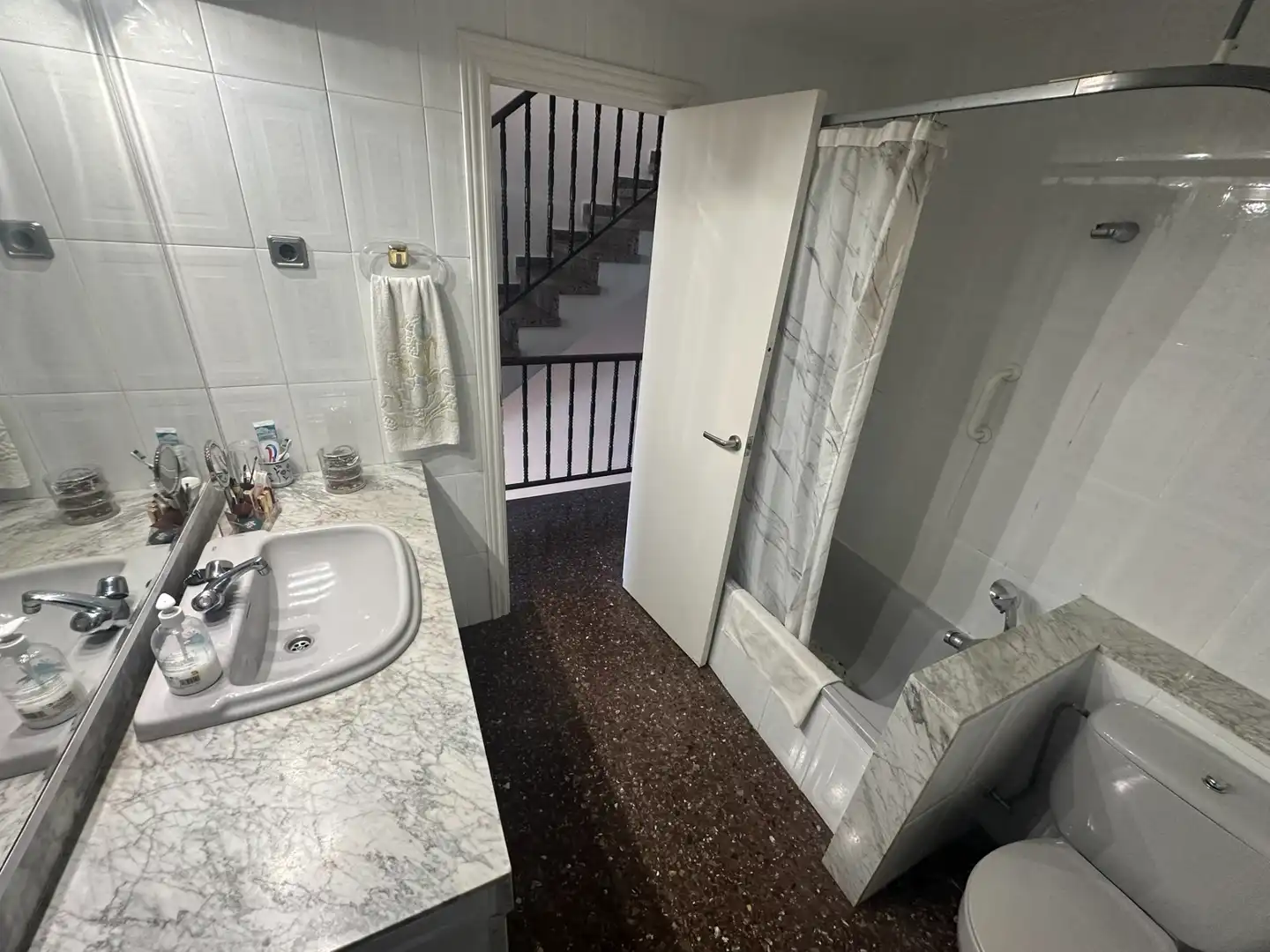 Baño de Casa adosada en venta en Santa Coloma de Gramenet con Terraza y Balcón