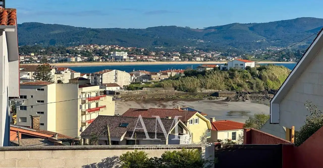Vista exterior de Casa o xalet en venda en Nigrán amb Calefacció, Jardí privat i Terrassa