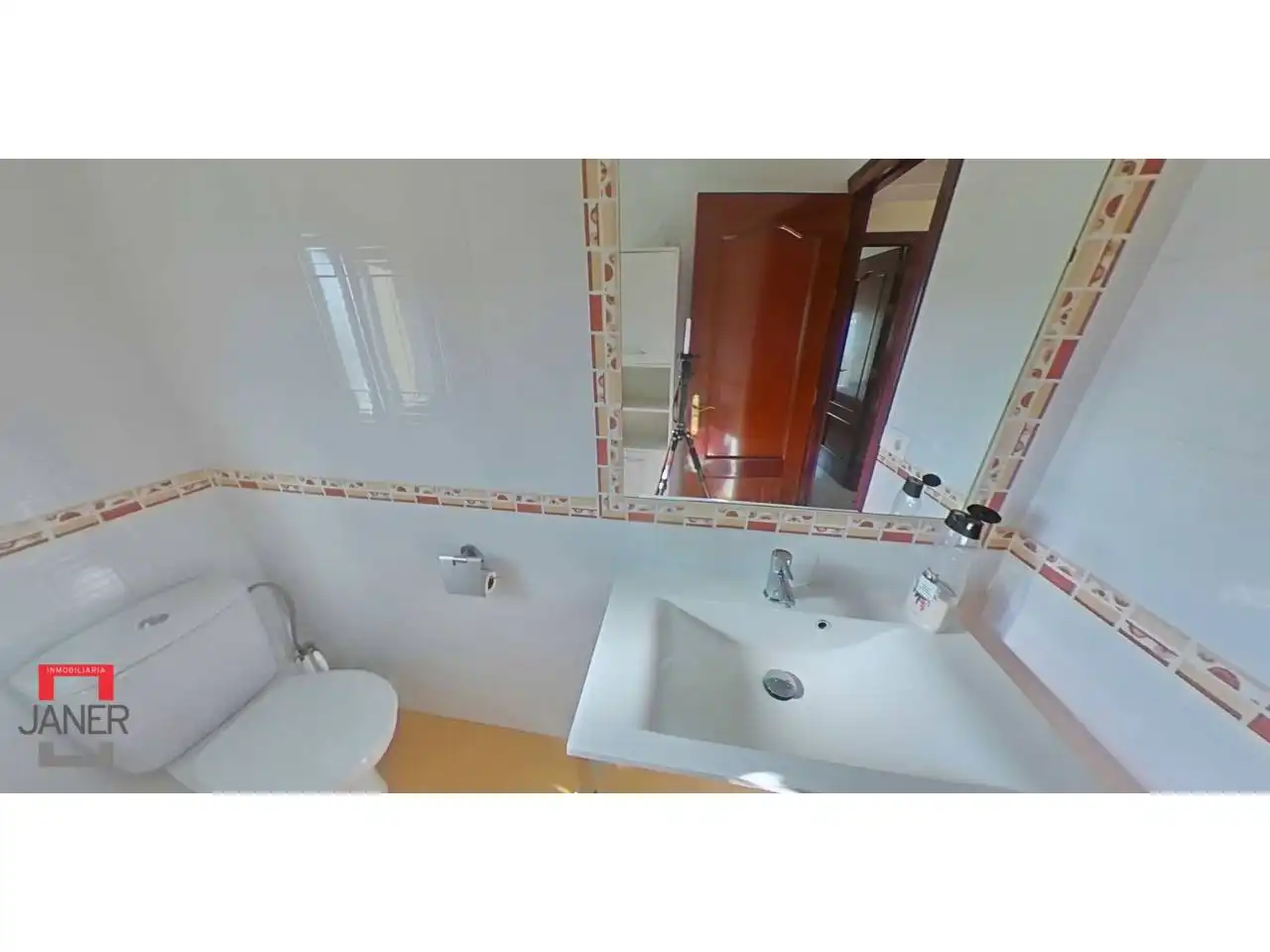 Bany de Casa o xalet en venda en Tomares amb Aire condicionat, Jardí privat i Terrassa