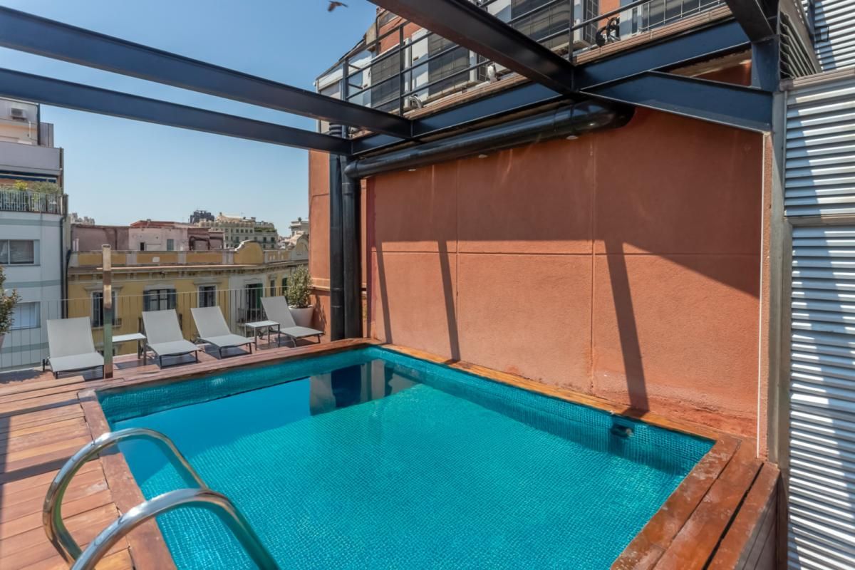 Piscina de Estudi de lloguer en  Barcelona Capital amb Aire condicionat, Calefacció i Moblat