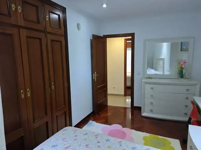 Schlafzimmer von Wohnung zur Miete in Ames mit Heizung, Möbliert und Ofen