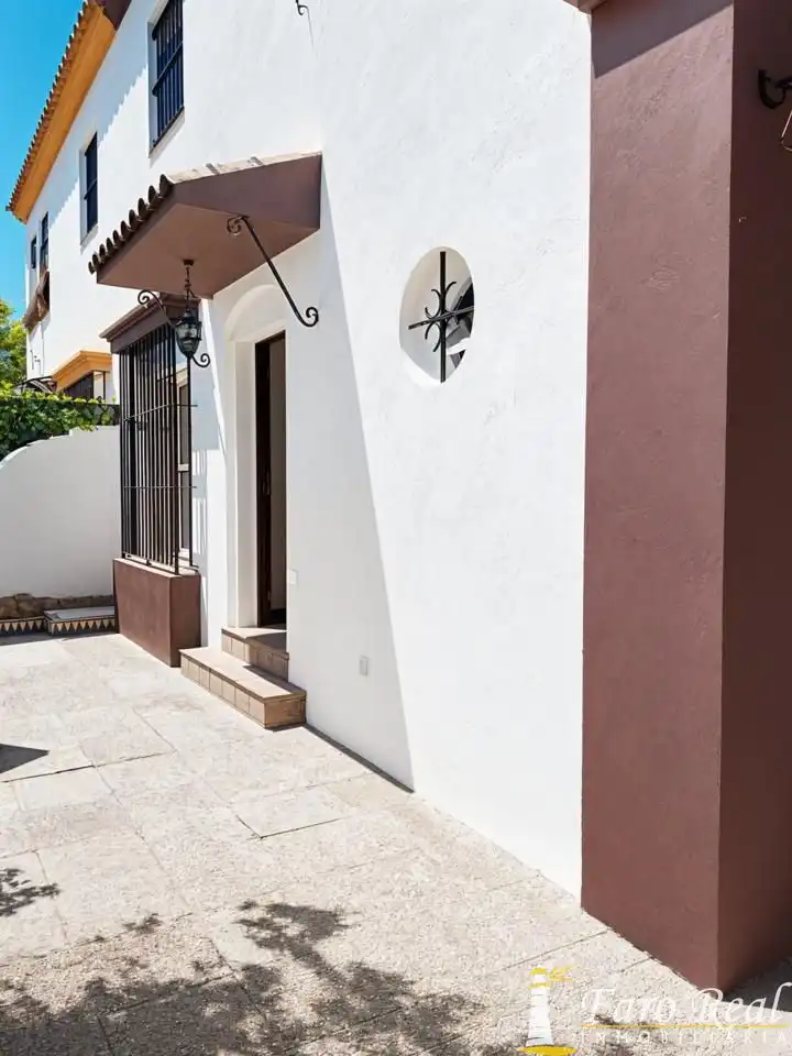 Vista exterior de Casa o xalet en venda en Sanlúcar de Barrameda amb Aire condicionat, Terrassa i Traster