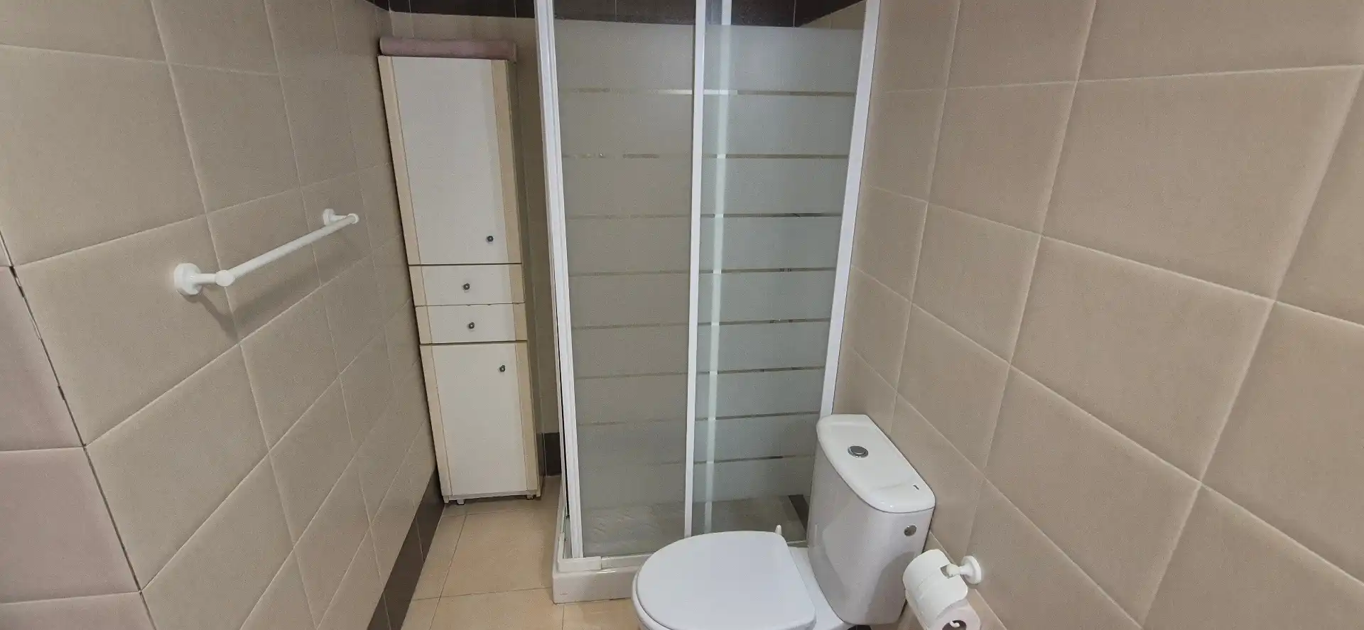 Bany de Apartament de lloguer en Gandia amb Aire condicionat, Calefacció i Jardí privat