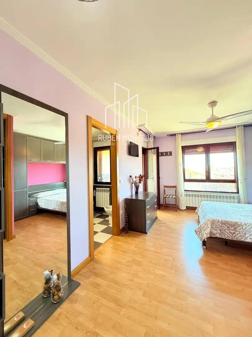 Habitación de Casa adosada en venta en Galindo y Perahuy con Calefacción, Jardín privado y Terraza