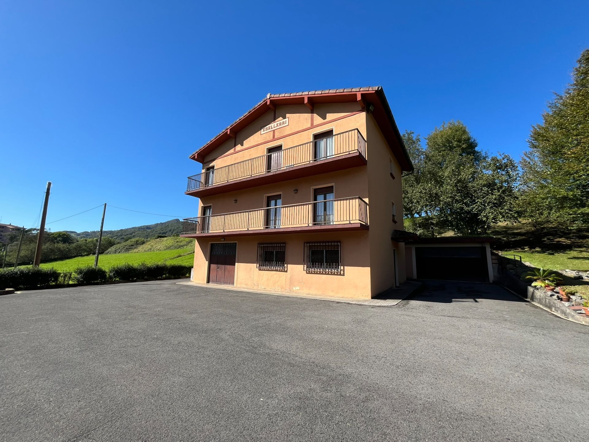 Außenansicht von Wohnung zum verkauf in Urnieta mit Heizung, Privatgarten und Terrasse