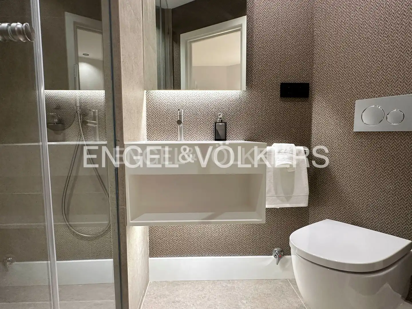 Bathroom of Flat for rent in Madrid  with Air Conditioner, Heating and Furnished