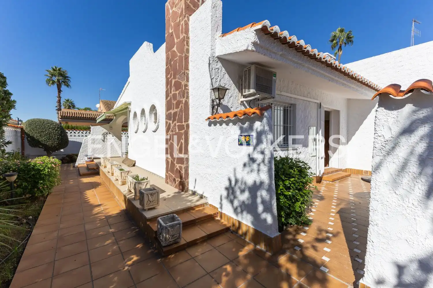 Vista exterior de Casa o xalet en venda en Sagunto / Sagunt amb Aire condicionat, Calefacció i Jardí privat
