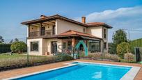 Vista exterior de Casa o xalet en venda en Soto del Barco amb Calefacció, Jardí privat i Terrassa