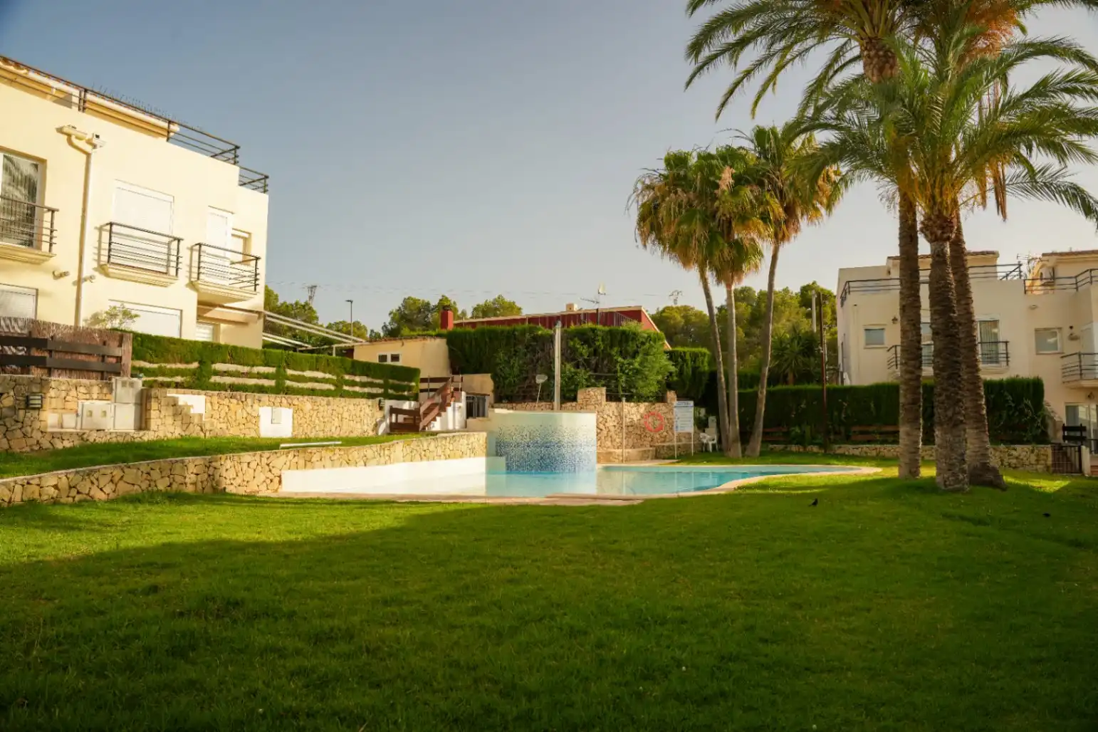 Schwimmbecken von Einfamilien-Reihenhaus zum Verkauf in L'Alfàs del Pi mit Klimaanlage, Heizung und Privatgarten