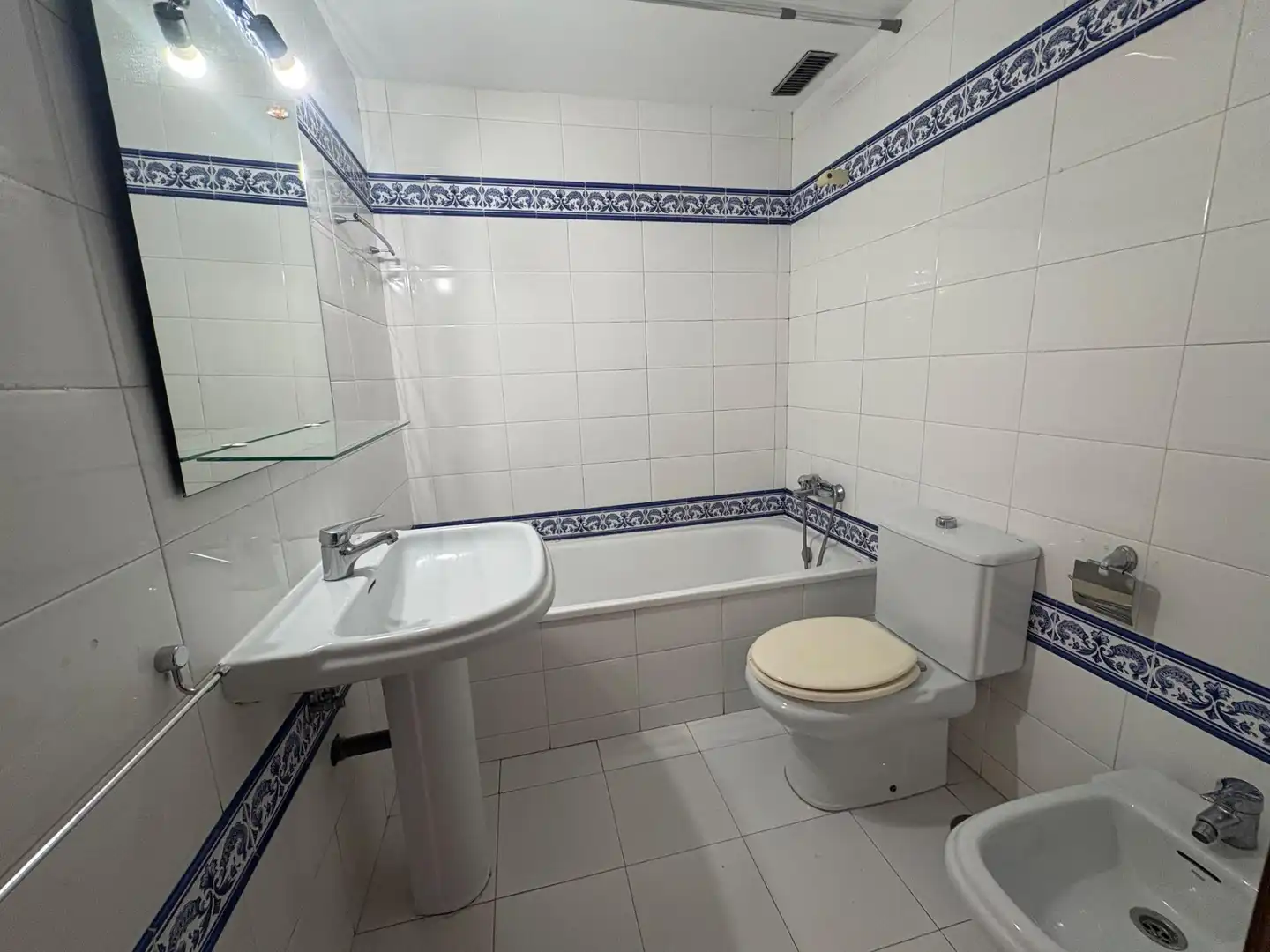 Bany de Pis de lloguer en Córdoba amb Aire condicionat, Calefacció i Balcó