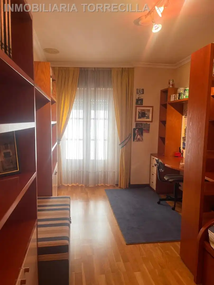 Schlafzimmer von Wohnung zur Miete in Valladolid mit Parkett, Möbliert und Balkon