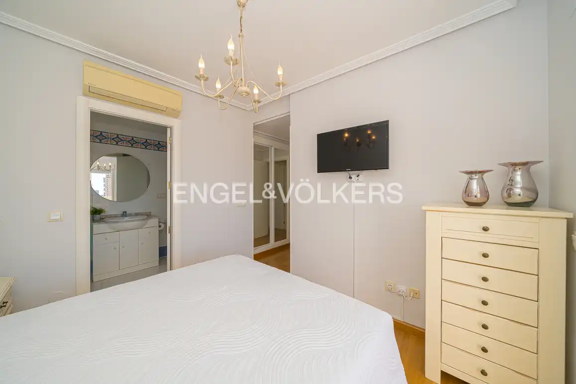 Habitación de Apartamento en venta en Benidorm con Aire acondicionado, Trastero y Amueblado