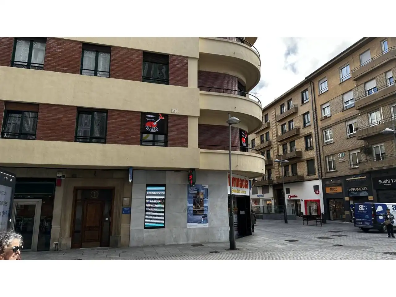 Außenansicht von Gebäude zur Miete in  Pamplona / Iruña