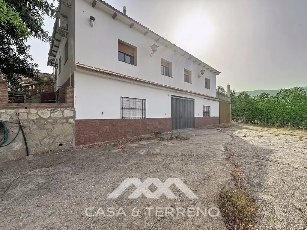 Vista exterior de Casa o xalet en venda en El Burgo amb Aire condicionat, Jardí privat i Moblat