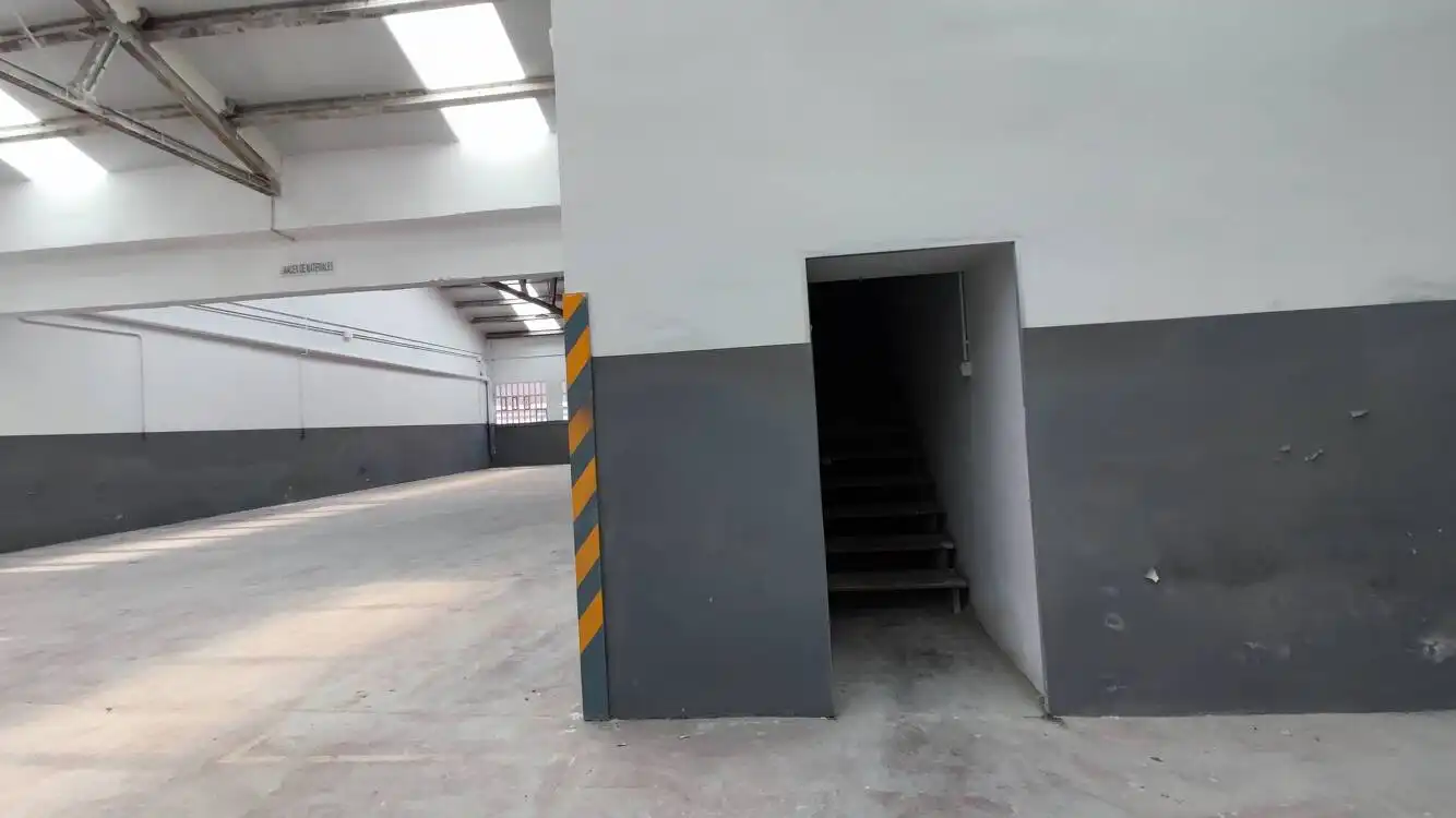 Parkplatz von Fabrikhallen zur Miete in Barberà del Vallès
