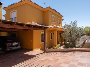 Chalet con balcón en venta en Campo de Mijas