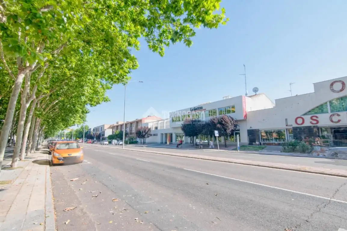 Außenansicht von Garage zum Verkauf in Salamanca