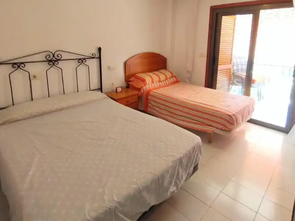 Dormitori de Casa adosada en venda en Benidorm amb Aire condicionat i Piscina