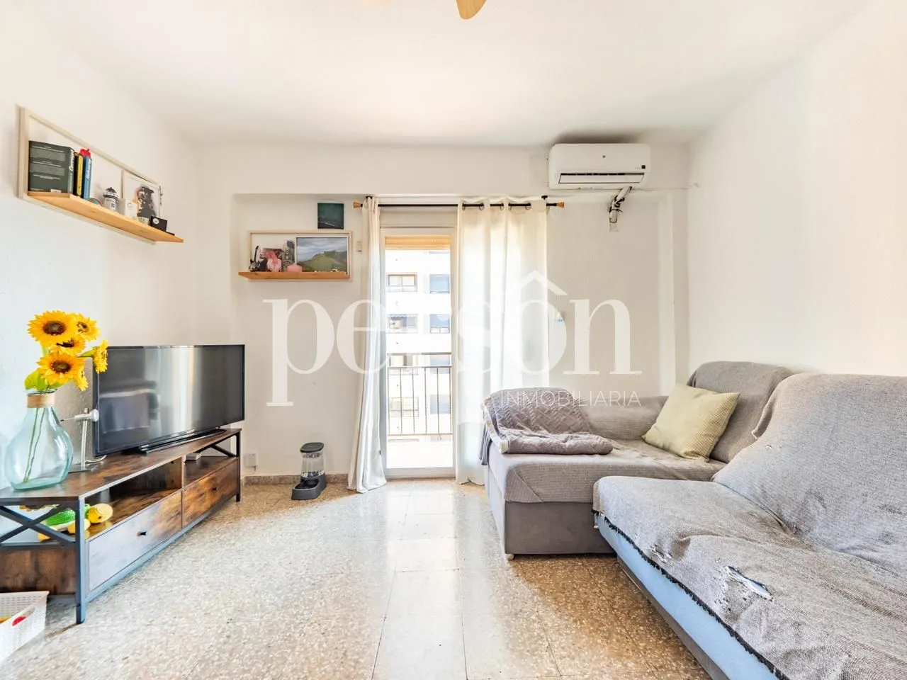 Living room of Flat for sale in  Valencia Capital  with Air Conditioner, Furnished and Balcony